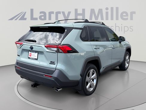 Used 2021 Toyota RAV4 XLE Premium AWD/4WD image 5