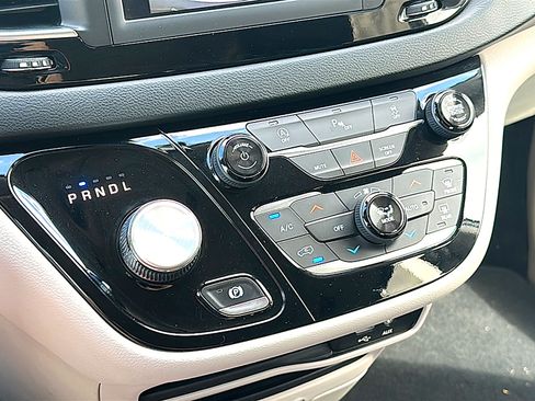 Used 2019 Chrysler Pacifica Touring-L FWD image 34