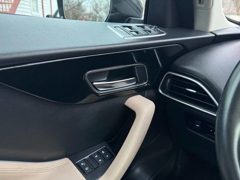 Used 2017 Jaguar F-PACE Premium image 37
