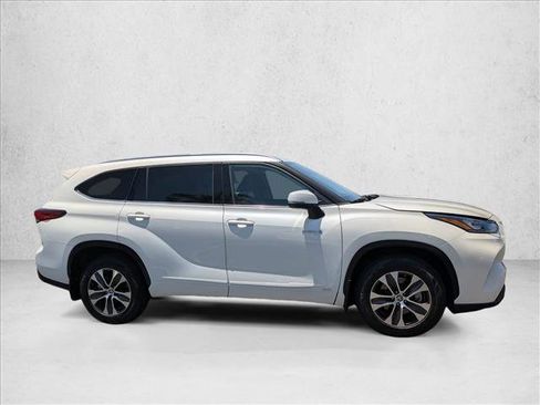 Used 2020 Toyota Highlander XLE AWD/4WD image 8