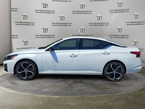 Used 2024 Nissan Altima 2.5 SR FWD image 2