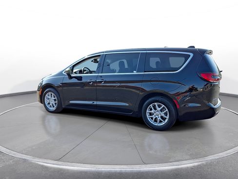 Used 2024 Chrysler Pacifica Touring-L FWD image 5