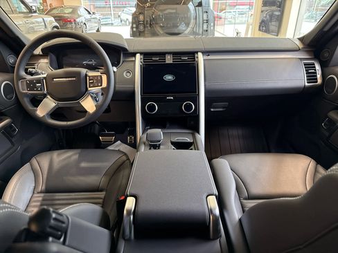 Used 2025 Land Rover Discovery Dynamic SE image 7