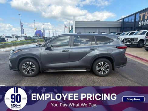 Used 2023 Toyota Highlander XLE FWD image 1