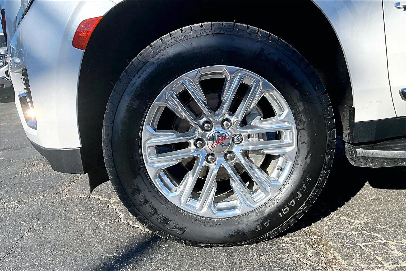 Used 2024 GMC Yukon XL SLT w/ SLT Luxury Package AWD/4WD image 9