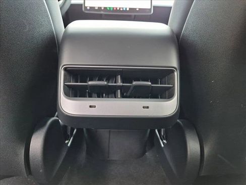 Used 2024 Tesla Model Y Long Range AWD/4WD image 17