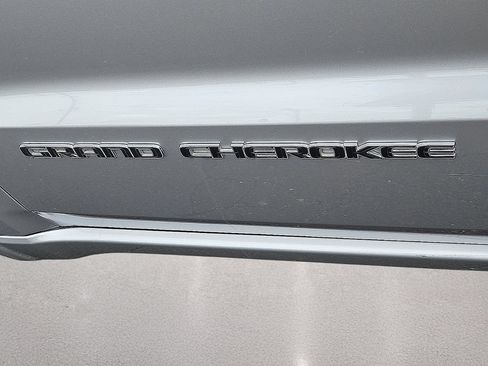 Used 2021 Jeep Grand Cherokee Overland AWD/4WD image 14