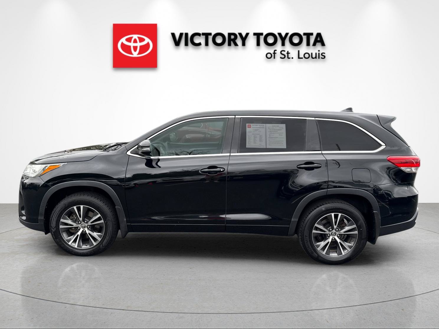 Used 2017 Toyota Highlander Plus AWD/4WD image 6