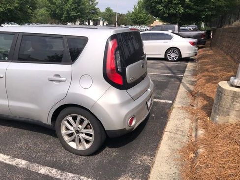Used 2017 Kia Soul + FWD image 5