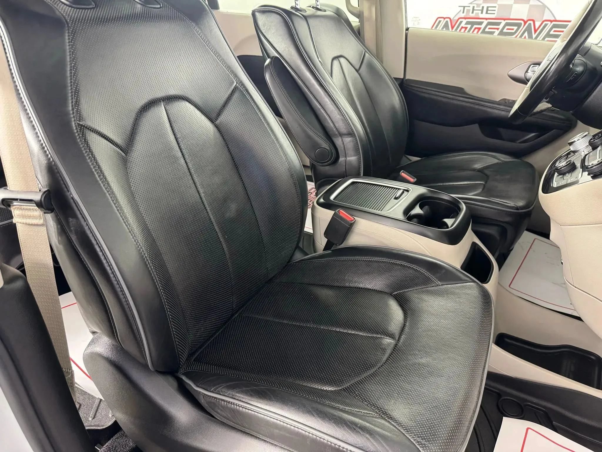 Used 2019 Chrysler Pacifica Limited FWD image 37