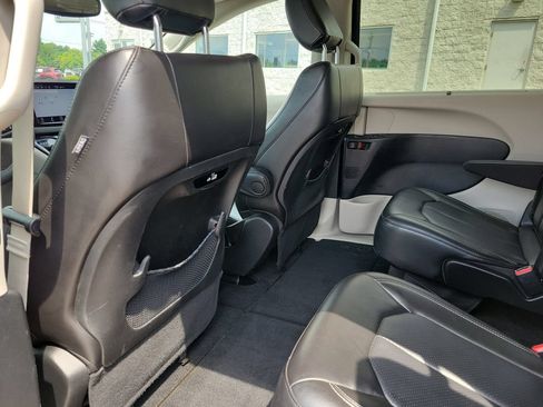 Used 2023 Chrysler Pacifica Touring-L FWD image 14