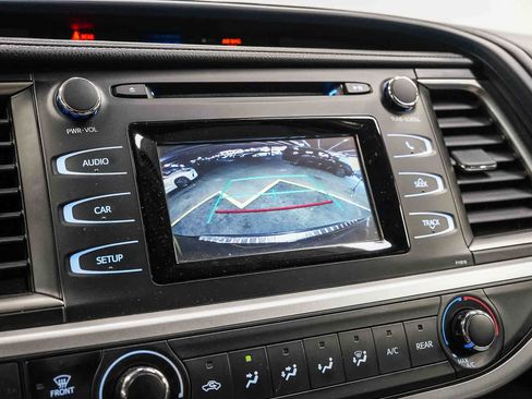 Used 2019 Toyota Highlander LE w/ Carpet Mat Package (TMS) FWD image 25
