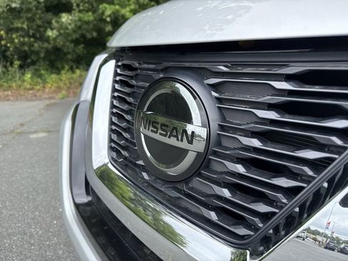 Used 2018 Nissan Rogue SV image 30