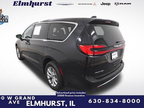 Used 2023 Chrysler Pacifica Touring-L image 3