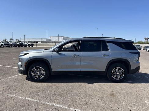 Used 2025 Chevrolet Traverse LT image 2