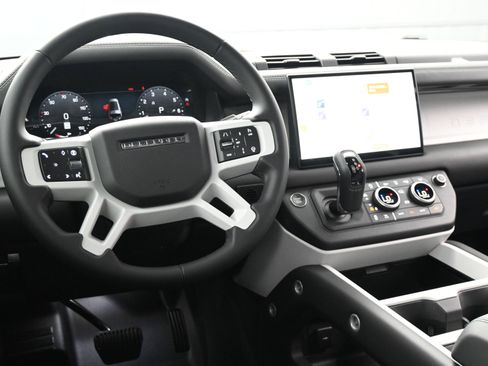 Used 2025 Land Rover Defender 130 X-Dynamic SE image 8