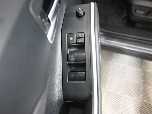 Used 2024 Toyota Highlander XLE AWD/4WD image 19