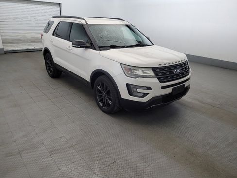 Used 2017 Ford Explorer XLT w/ Equipment Group 202A AWD/4WD image 13