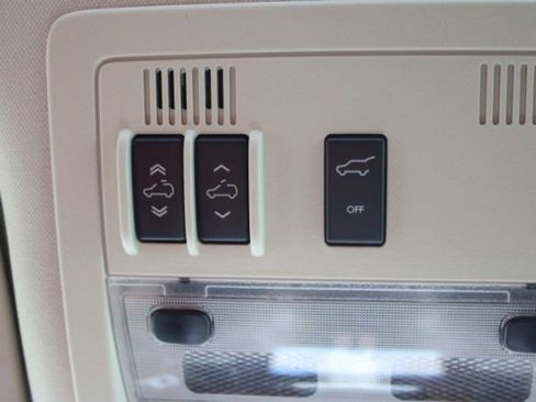 Used 2011 Cadillac Escalade Platinum image 20