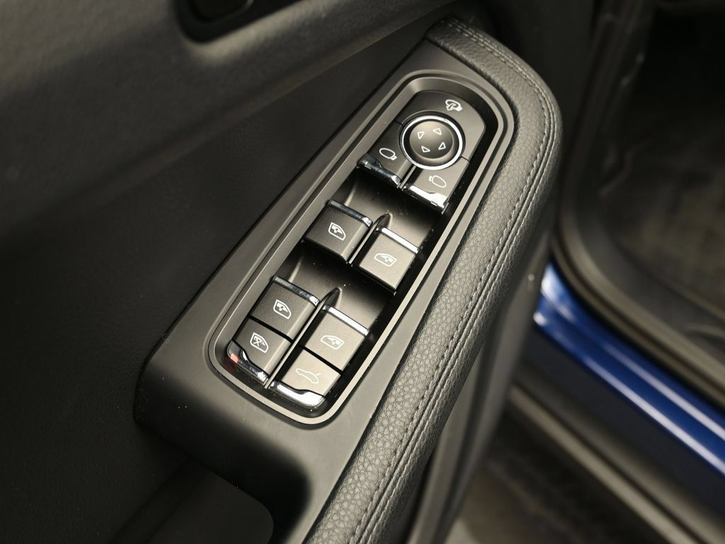 Certified 2026 Porsche Macan AWD/4WD image 9