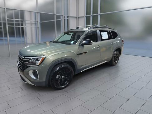 Used 2024 Volkswagen Atlas Peak Edition SE AWD/4WD image 4