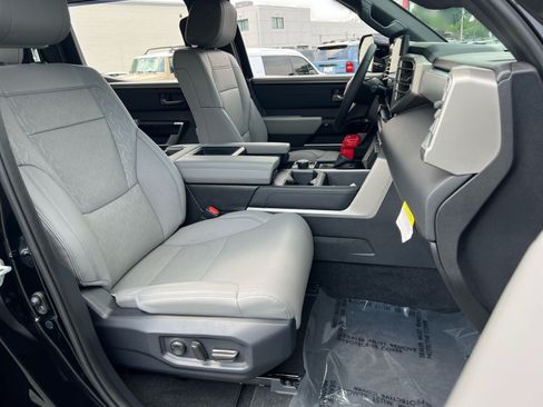 Used 2025 Toyota Tundra Limited AWD/4WD image 25