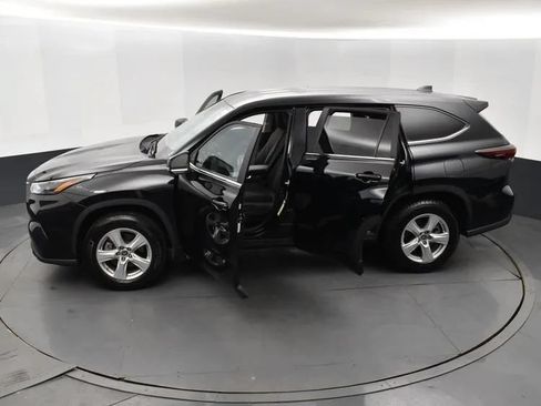 Used 2025 Toyota Highlander LE FWD image 7