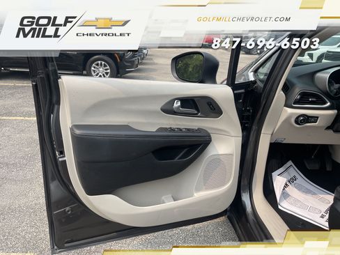 Used 2023 Chrysler Pacifica Touring-L FWD image 11