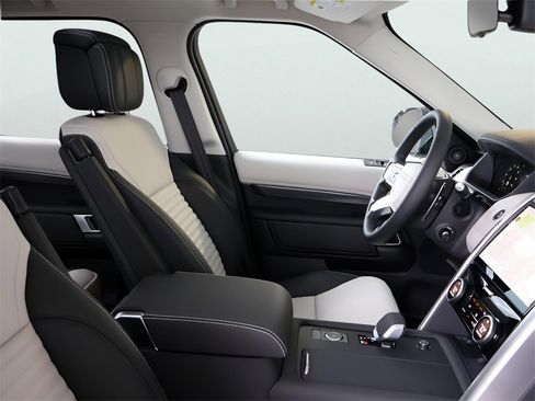 New 2025 Land Rover Discovery Metropolitan Edition image 19