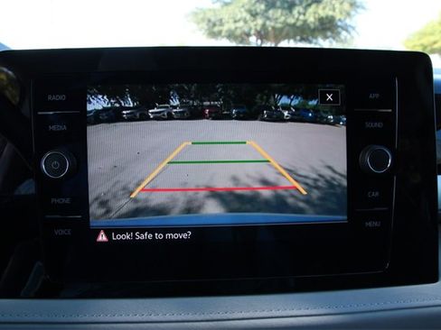 Certified 2025 Volkswagen Taos SE image 12