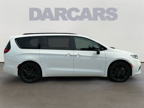 Used 2025 Chrysler Pacifica Limited FWD image 8