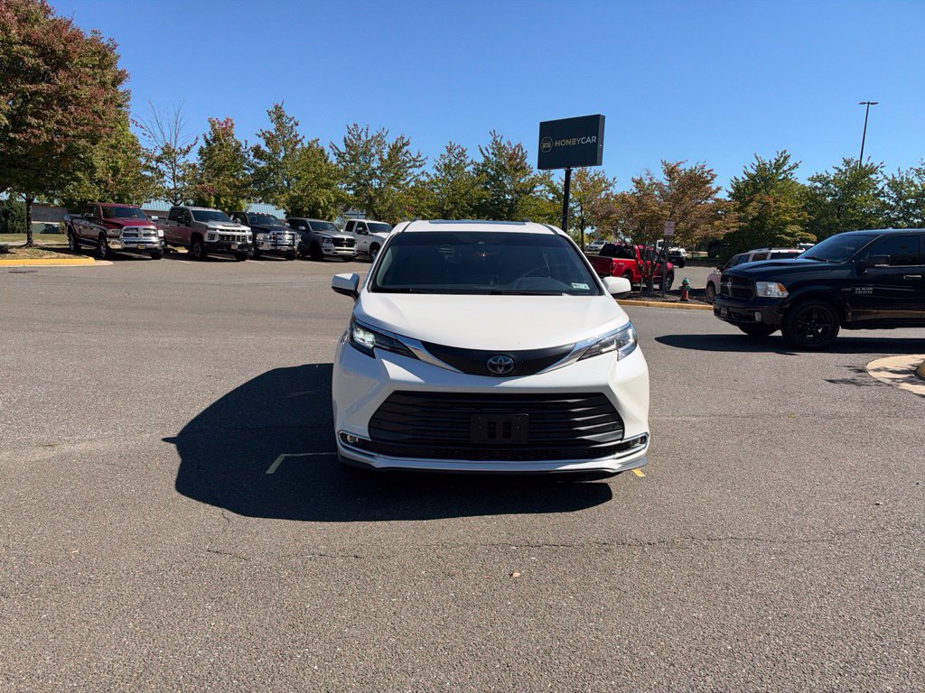 Used 2021 Toyota Sienna XLE FWD image 2