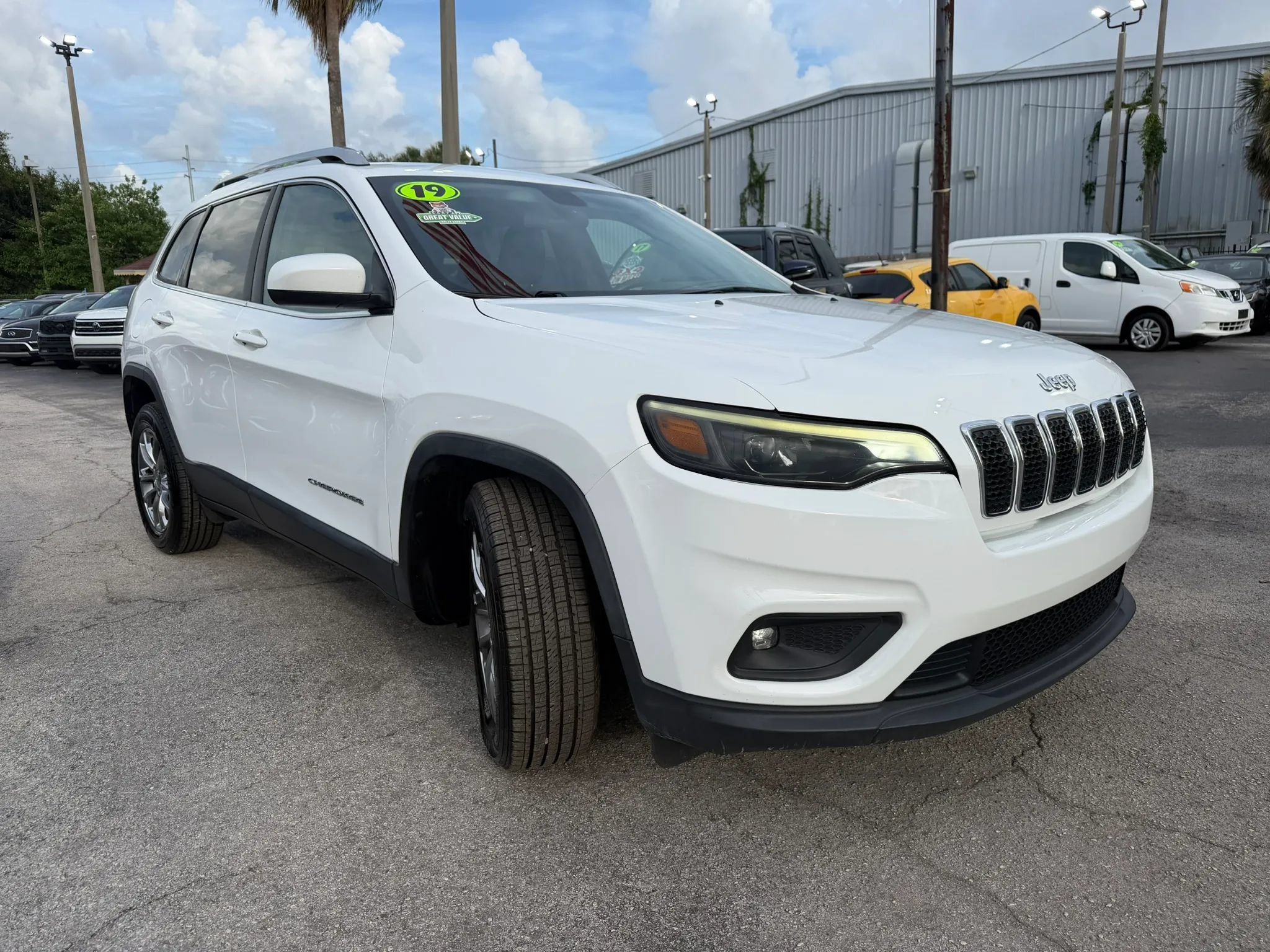 Used 2019 Jeep Cherokee Latitude Plus FWD image 3