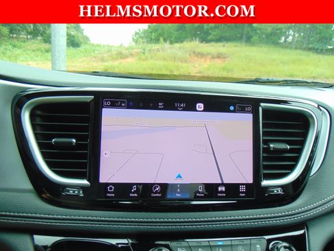 Certified 2025 Chrysler Pacifica Limited FWD image 27