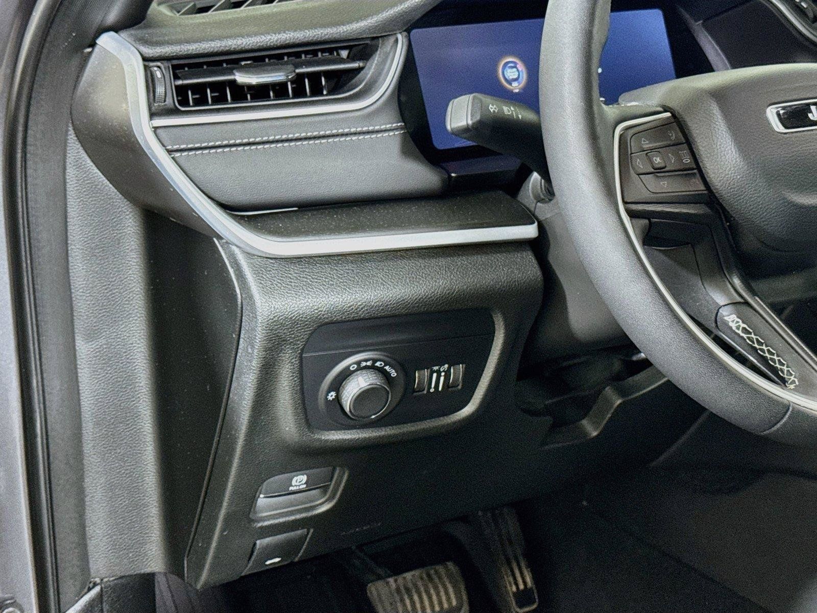 Used 2025 Jeep Grand Cherokee L Altitude RWD image 8