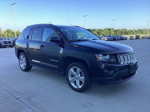 Used 2016 Jeep Compass Latitude FWD image 2