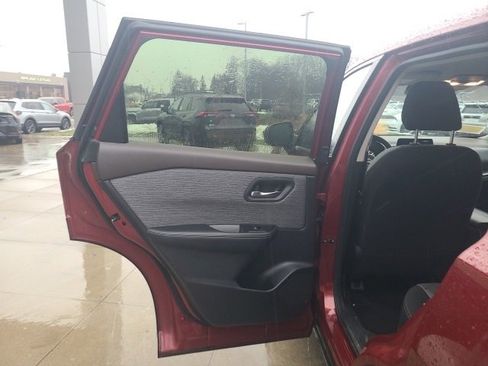 Used 2023 Nissan Rogue SV image 14