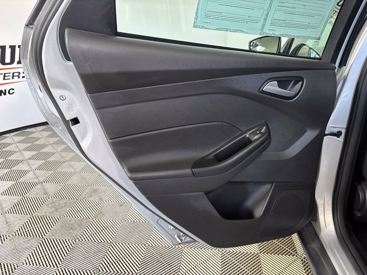 Used 2018 Ford Focus SE w/ SE Appearance Package FWD image 21