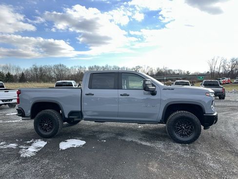 Used 2024 Chevrolet Silverado 2500 ZR2 w/ Technology Package image 4