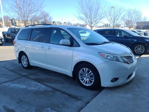 Used 2017 Toyota Sienna XLE w/ XLE Navigation Package image 2