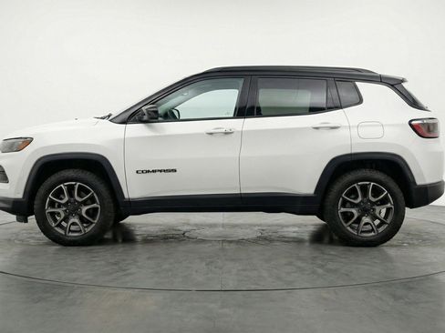 Used 2025 Jeep Compass Trailhawk image 5