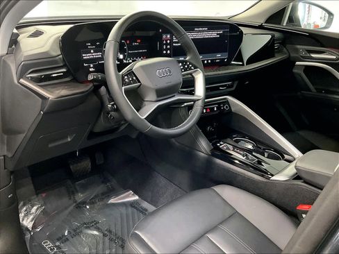 Used 2025 Audi Q5 Premium w/ Convenience Package image 15