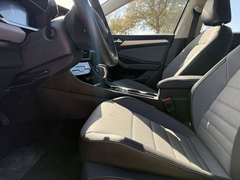 Used 2025 Volkswagen Jetta SE image 27