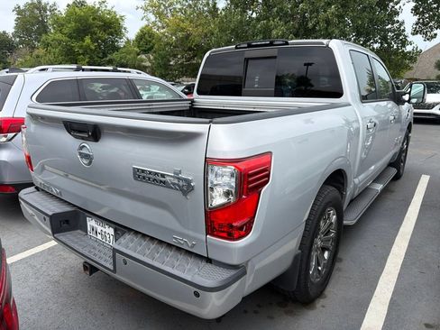 Used 2017 Nissan Titan SV RWD image 3