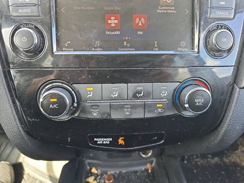 Used 2019 Nissan Rogue S w/ Special Edition Package FWD image 4