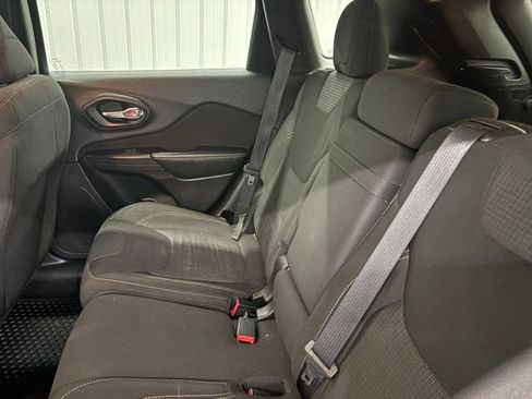 Used 2016 Jeep Cherokee Latitude w/ Cold Weather Group AWD/4WD image 9