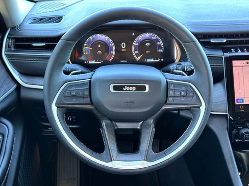 Used 2023 Jeep Grand Cherokee Limited w/ Black Appearance Package image 22