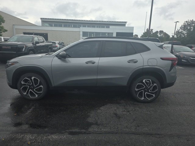 Used 2024 Chevrolet Trax RS w/ Sunroof Package FWD image 8