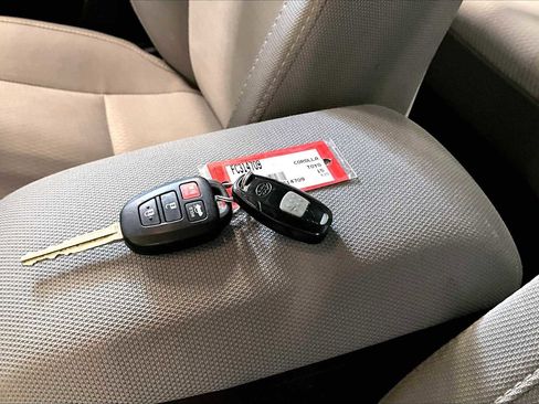 Used 2015 Toyota Corolla LE image 13