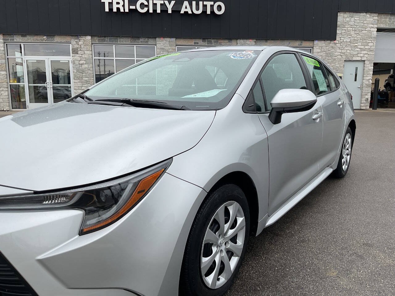 Used 2025 Toyota Corolla LE FWD image 2